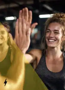 Deportista sonriendo tras un entrenamiento gracias a la energía limpia de los geles deportivos POWMIX con ginseng, schisandra y melena de león.