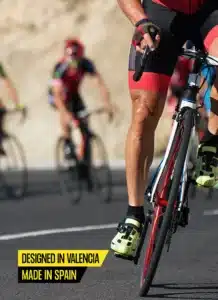 Ciclista en carrera utilizando la energía sostenida de los geles POWMIX, diseñados en Valencia y elaborados en España con ingredientes naturales.